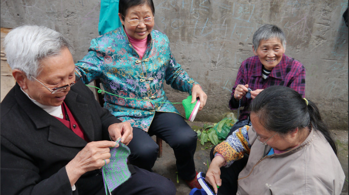 Knitting circle in the market in Fengdu.